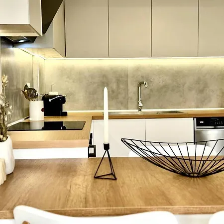 New, Modern & In New Bazaar Apartment *